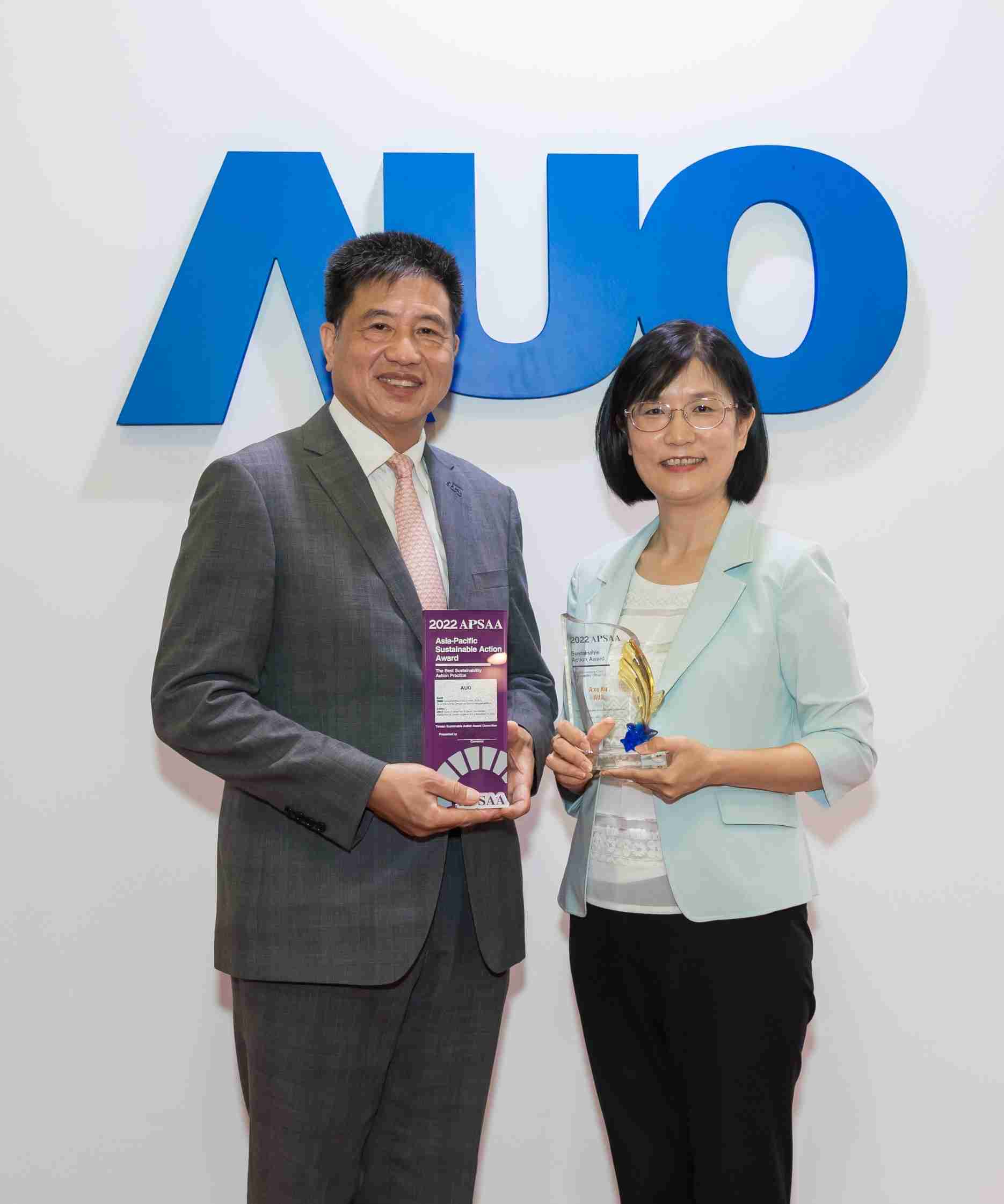 欧陆注册长期垫筑永续远景的基石，，，透过ESG暨气候委员会逐步实践永续策略蓝图。。。。其中，，，欧陆注册光电永续长古秀华带领团队、、、、制定中长期目标，，，，缔造多面向亮眼表现，，获得「顶尖永续长奖」的个人奖殊荣（左：欧陆注册光电董事长暨执行长彭双浪，，，，右：欧陆注册光电永续长古秀华）