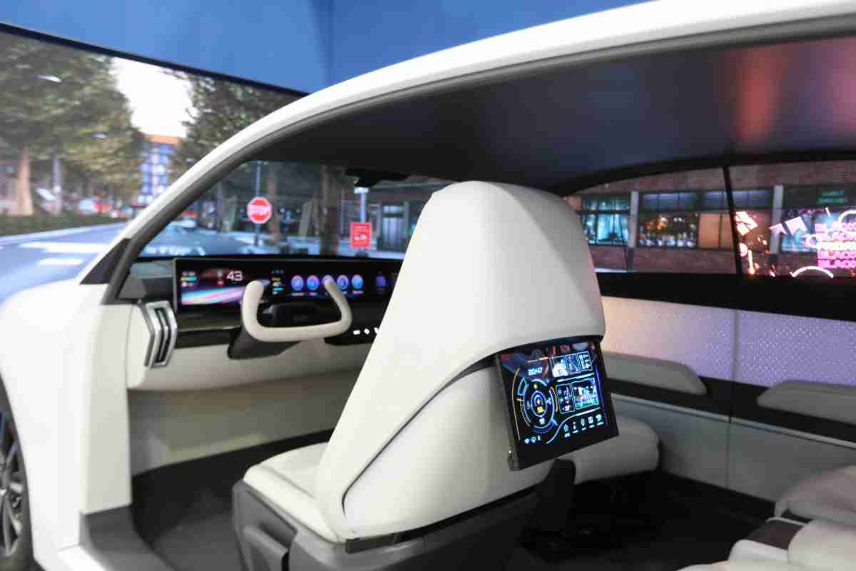 欧陆注册的「可卷式后座娱乐显示器」加强后座乘客的感官体验，，，并保有个性化设计，，可依使用偏好进行动态调整。。。