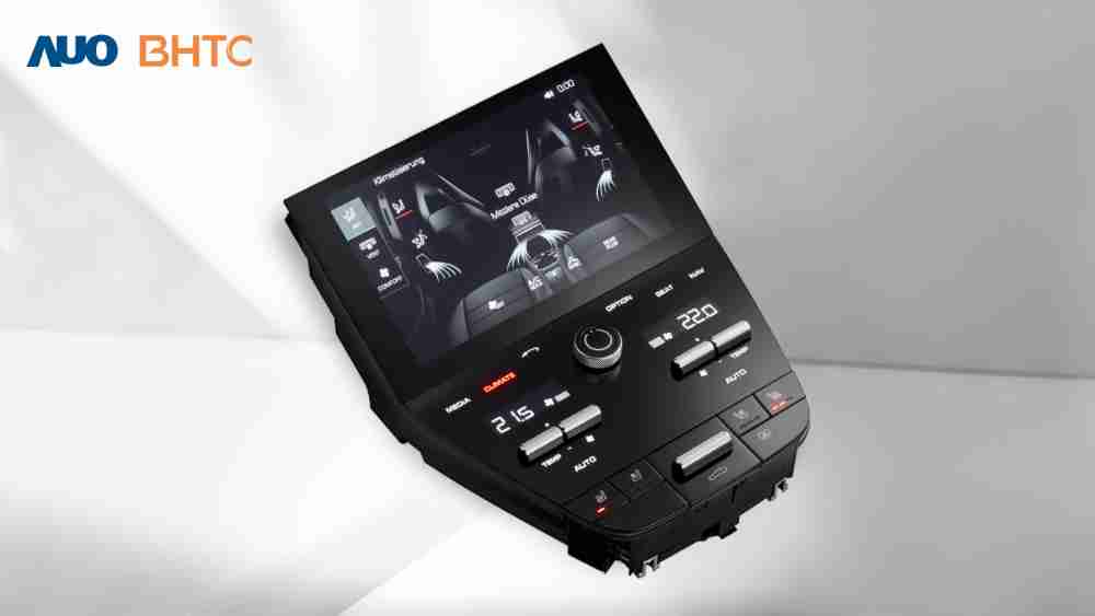 作為友達新生力軍，，，，BHTC所展示的中央與後座鞍部的Display HMI產品，，可處理多區恆溫控制、、、顯示畫面，，呈現仿真3D車室分區；以力傳感技術精準傳遞觸感，，，並結合音量及震動反饋，，，，防止意外啟動，，，提供使用者自然流暢、、、、直觀且輕鬆駕馭的舒適介面