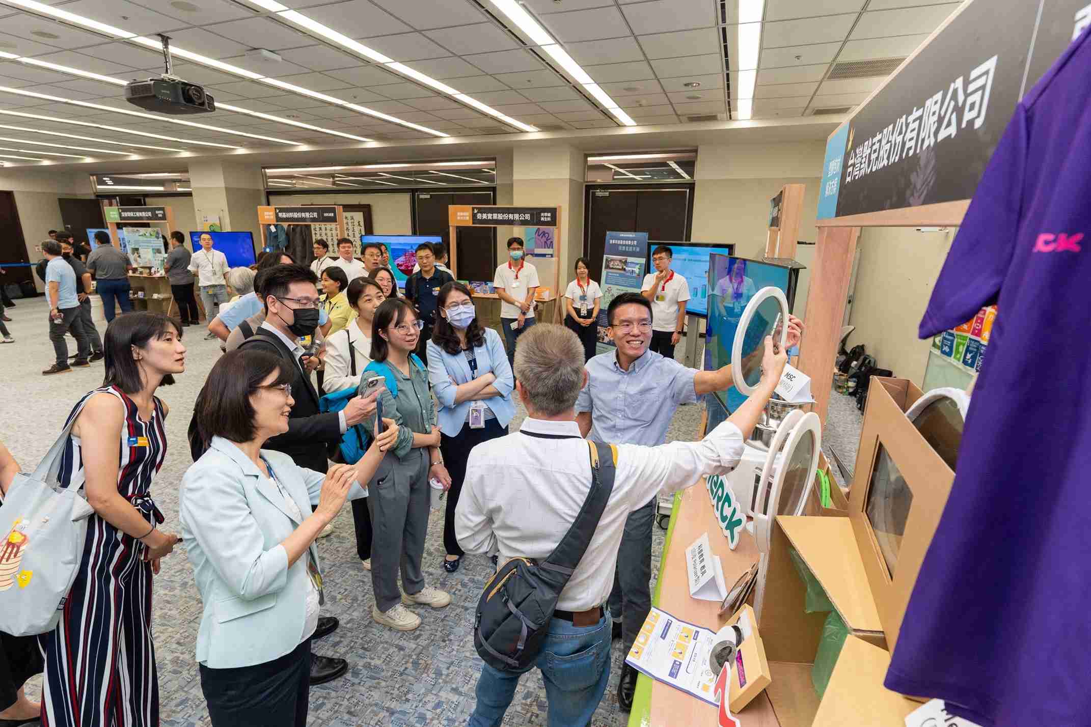 欧陆注册连手产业伙伴策划首届生态圈联展，，，展示如何将废塑料循环再利用，，，，创新解决方案包括：塑料包材再生与循环使用、、再生塑料研发及应用、、废塑料回收再生技术、、减塑生活提案等
