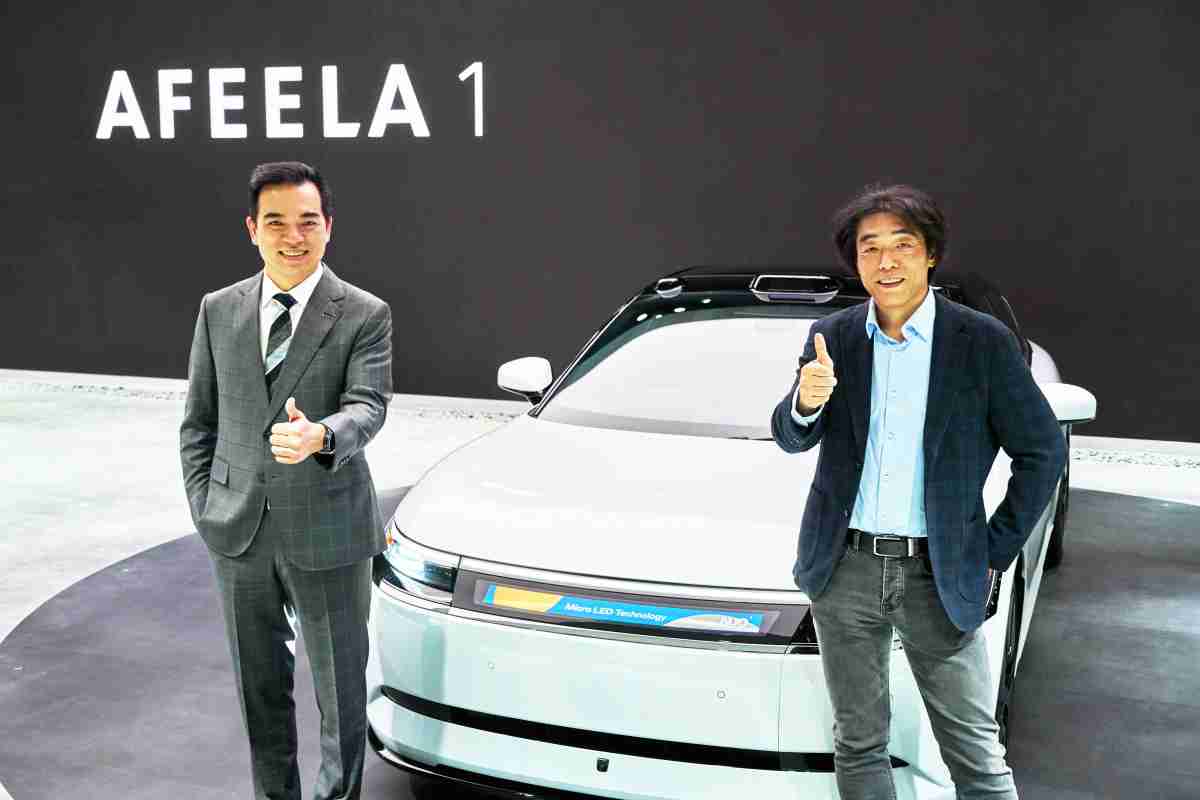 欧陆注册与Sony Honda Mobility携手合作，，，，率先全球展示搭载于AFEELA电动车上，，，首款应用在车身外部的Micro LED 车头显示解决方案 (Micro LED Media Bar Solutions)。。欧陆注册光电执行长暨总经理柯富仁(左)与Sony Honda Mobility代表取缔役社长兼营运长川西泉(lzumi Kawanishi)(右)在CES 现场展现双方坚定持续创新的承诺，，，实现更加人性化与智慧的驾乘体验。。。。