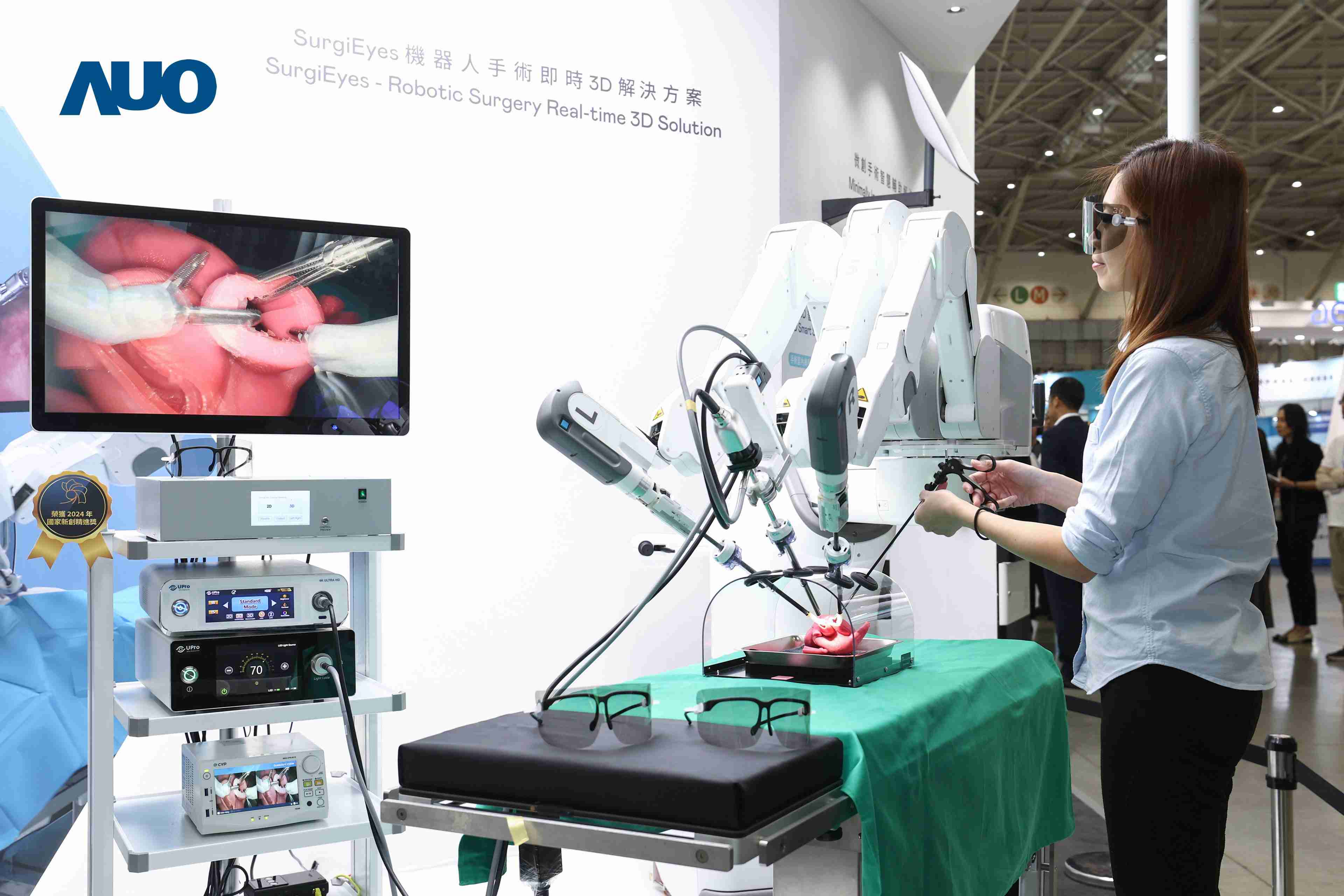 达擎以领先的3D显示技术推出〝SurgiEyes机器人手术实时3D解决方案〞，，整合先进3D图像处理与独家3D垂直宽视角、、、、广色域的显示技术，，，手术团队可实时同步主刀医师视角看到清晰3D影像，，，提升沟通效率与安全性。。。。